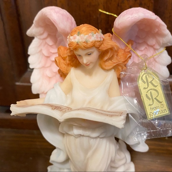 Roman Angel Figurine - Picture 2 of 5